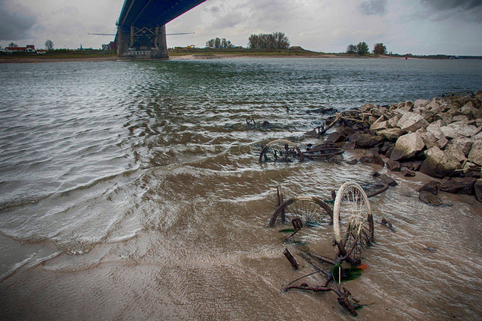 Verdwijnend water | Waal Nijmegen | Foto © Henk Beenen