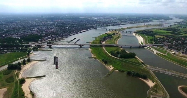 Nijmegen vanuit de lucht | foto © Henk Beenen